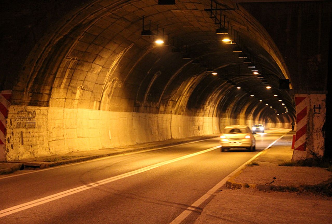Kako sigurno voziti kroz tunel?