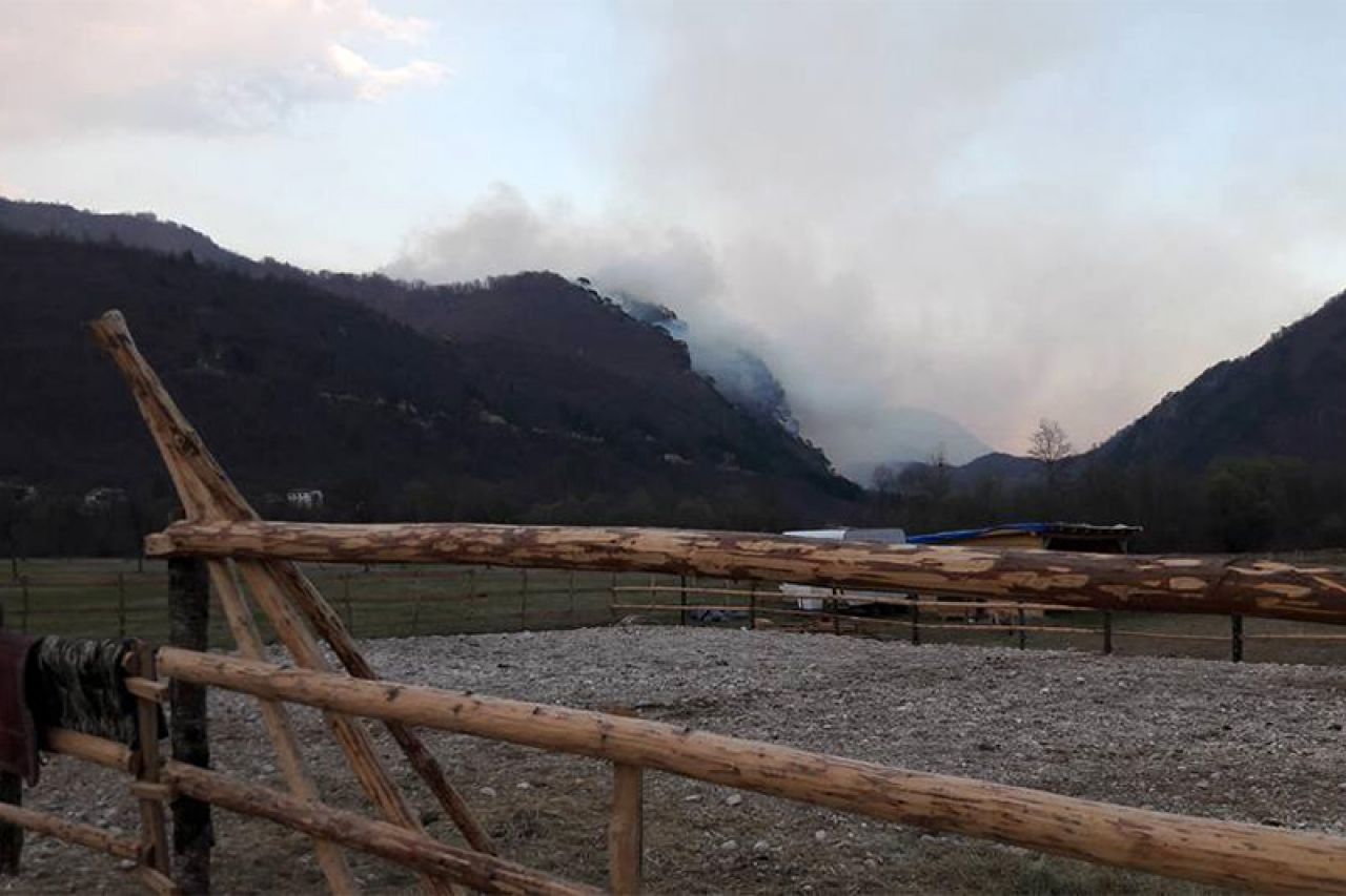 Požar na području Konjica još uvijek aktivan