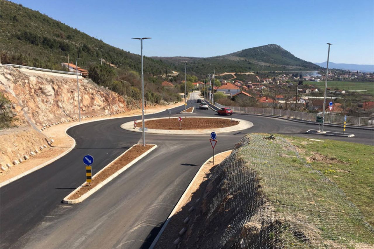 Asfaltiran kružni tok na izlazu s autoceste u Hercegovini