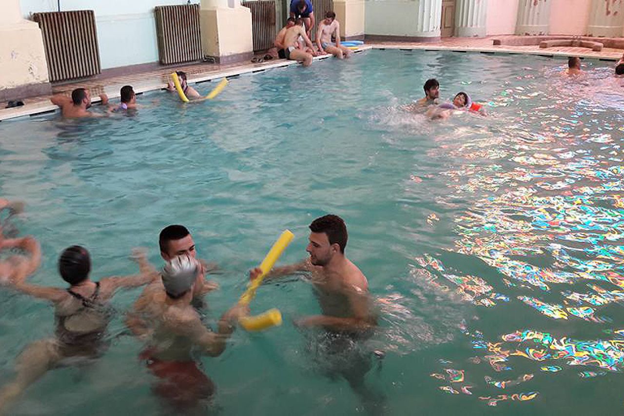 Po prvi put u Mostaru: Škola plivanja za osobe s poteškoćama u razvoju