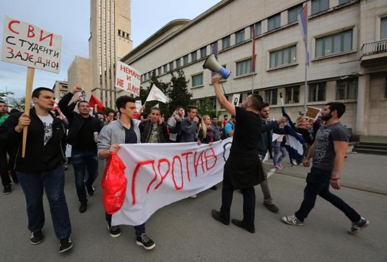 Studenti i srednjoškolci prosvjeduju protiv Vučića u više gradova Srbije