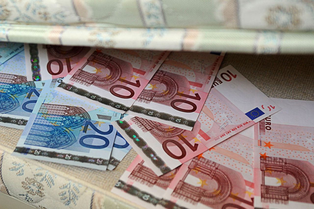 Trebinje: Bacili madrac pun eura, radnici ga vratili vlasnicima