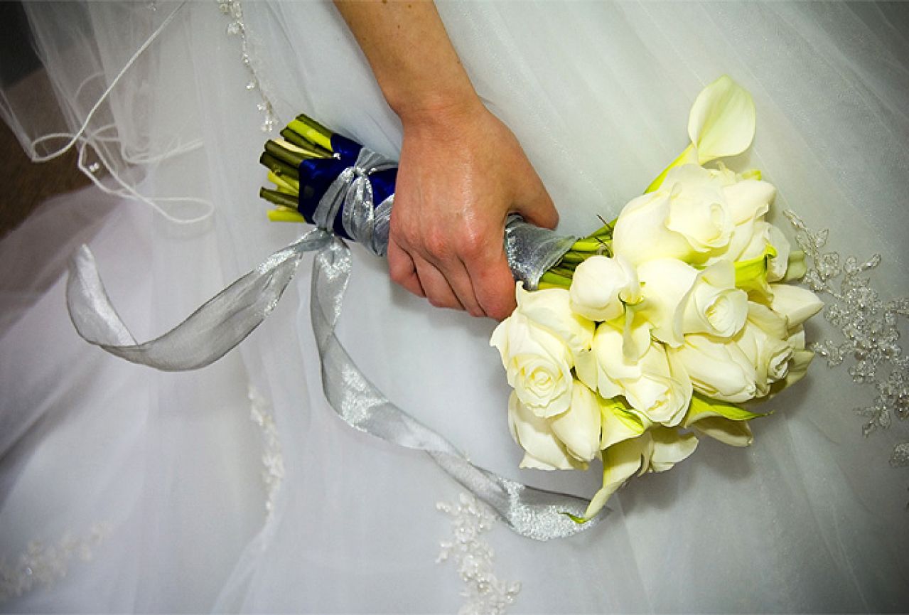 Znate li zašto mladenka baca buket na vjenčanju?