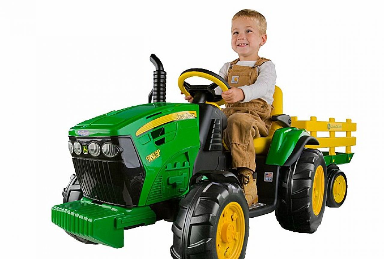 Dječak s traktorom krenuo po gorivo