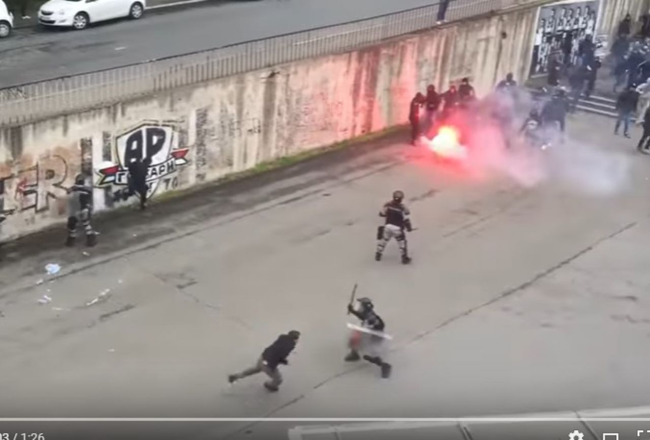 VIDEO | Tučnjava navijača  ispred stadiona Partizana