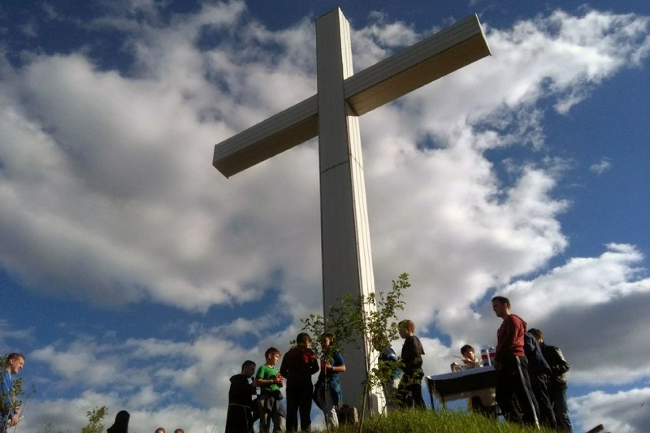 Mnogobrojni katolički puk na pobožnosti Puta križa u Mokrom