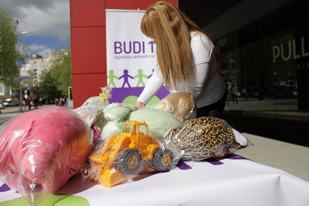 Mostar: Mališani svoje igračke darovali u humanitarne svrhe