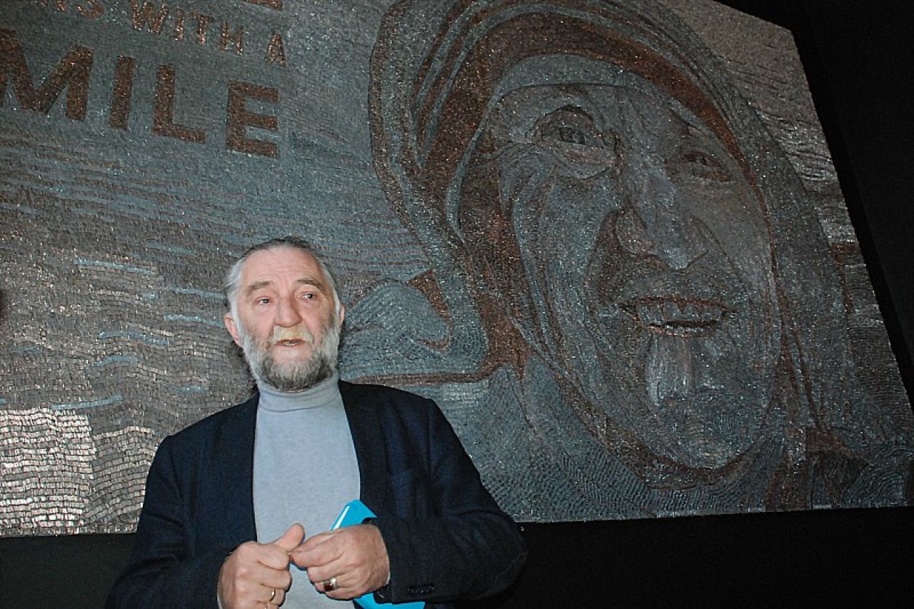 Umjetnik napravio mozaik Majke Tereze od 1,5 milijuna spajalica