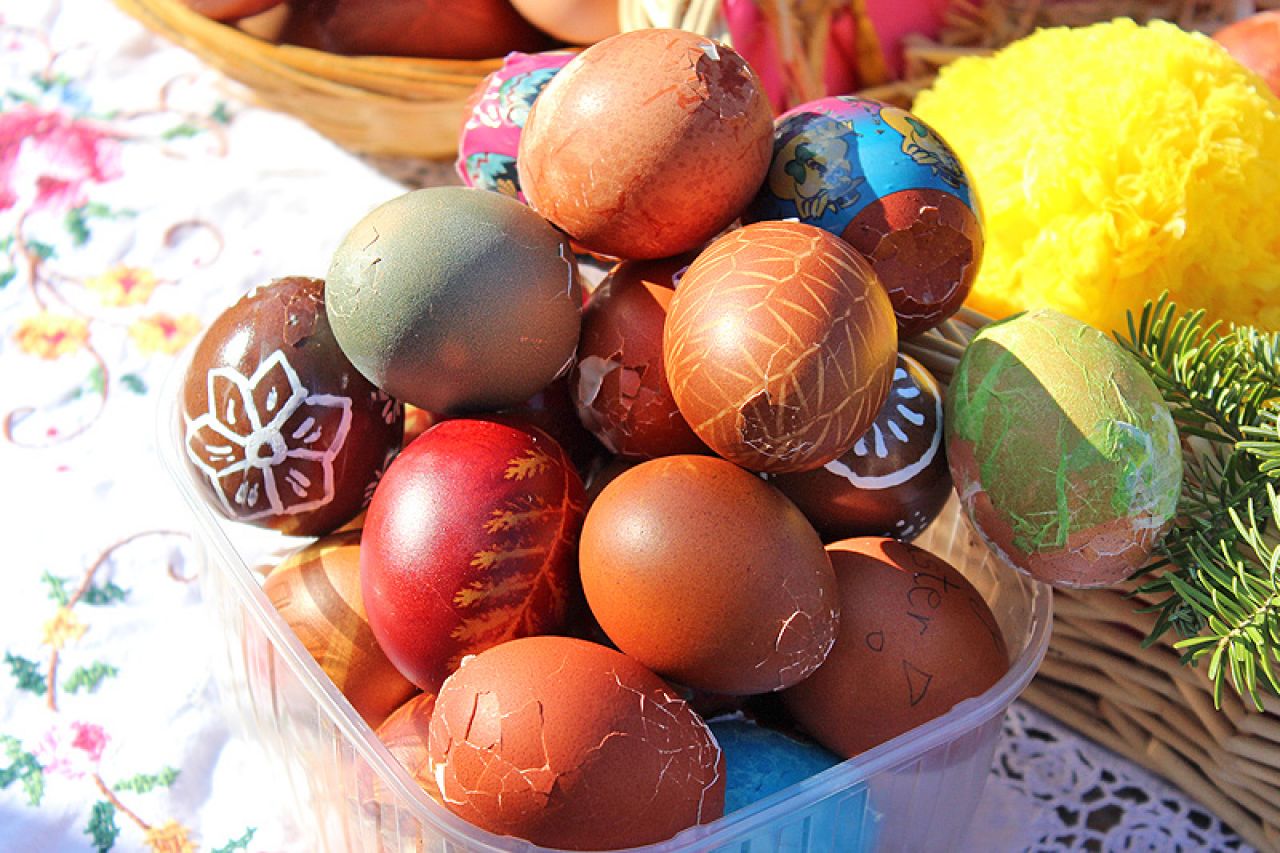  Prirodne boje za jaja: Obojite uskrsna jaja začinima, voćem i povrćem 