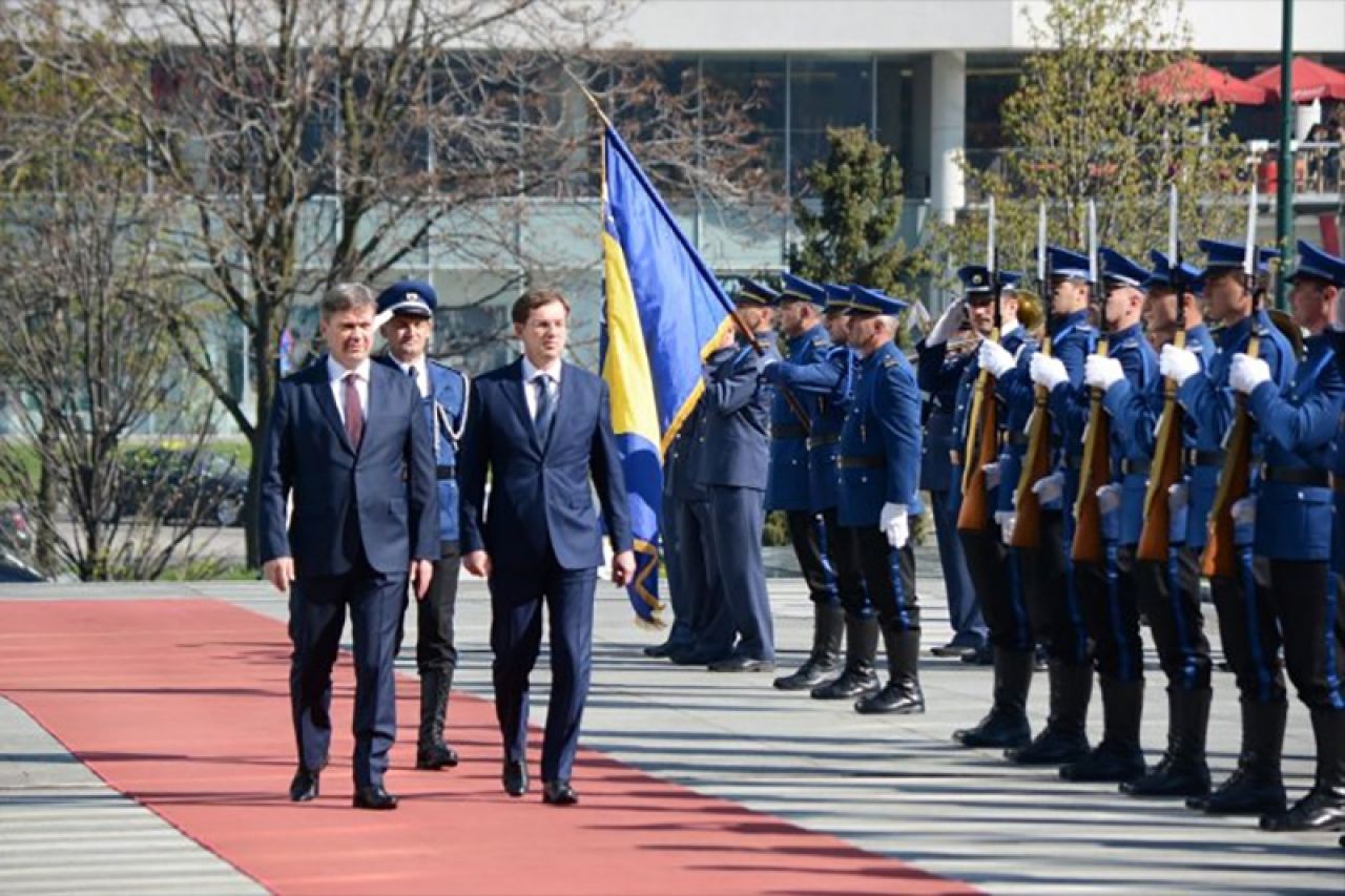 Cerar u Sarajevu dočekan uz vojne počasti