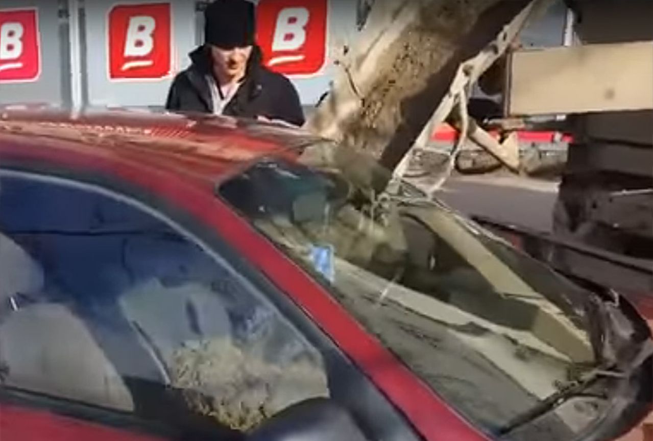 VIDEO | Napunio ženi auto cementom jer je promijenila prezime zbog nagradne igre