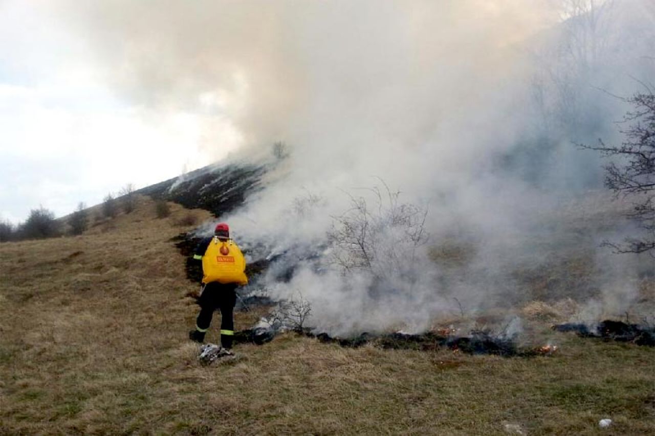 Veliki požar: Vatrogasci se cijeli dan borili s vatrom na Tušnici