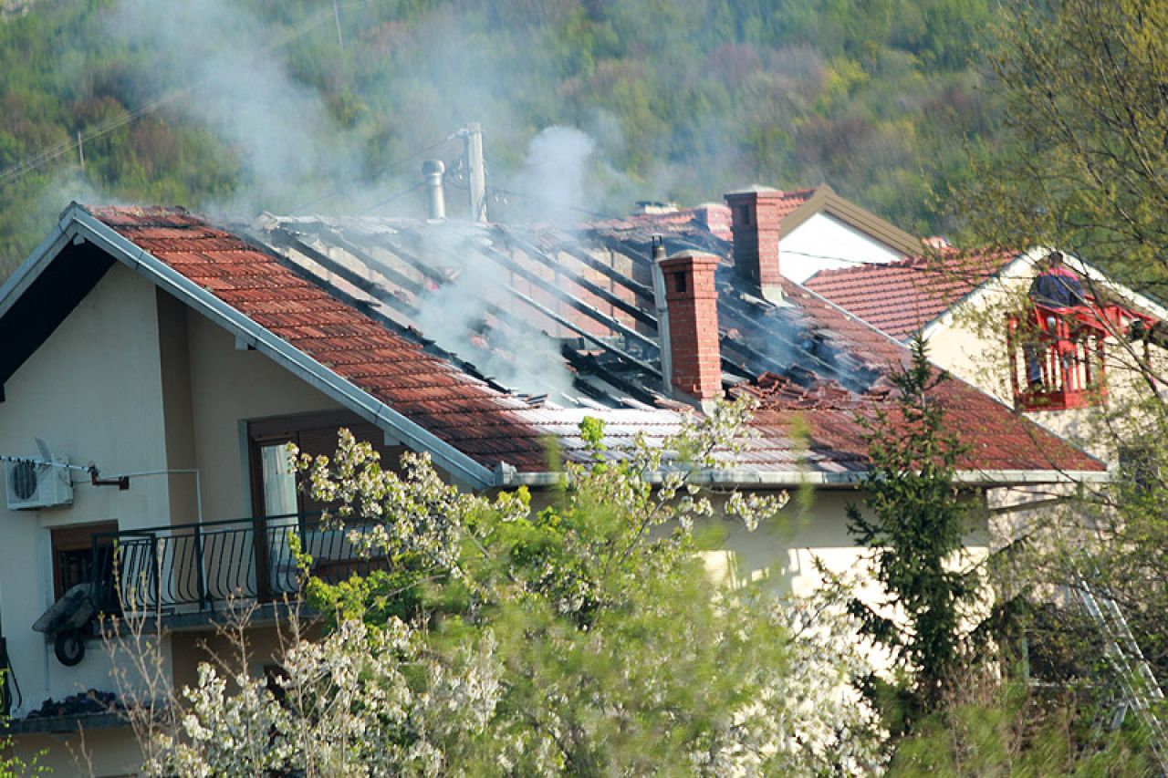 Široki Brijeg: U požaru izgorjelo potkrovlje i krov obiteljske kuće