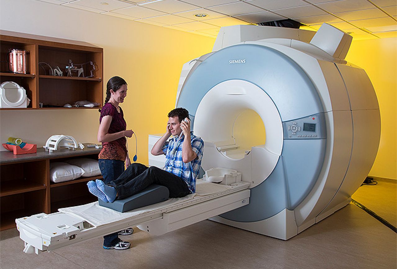 Магнитно резонансная томография как делают. Мрт аппарат OPENMARK 4000. Мрт головного мозга. Компьютерная томография головы. Кт головного мозга.