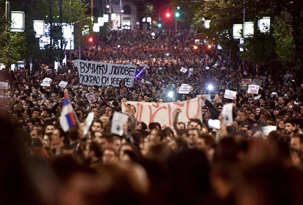 Nastavljeni prosvjedi u Beogradu: "Narod gladuje - elita se raduje"