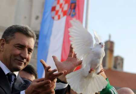 https://storage.bljesak.info/article/194061/450x310/ante-gotovina-golub.jpg