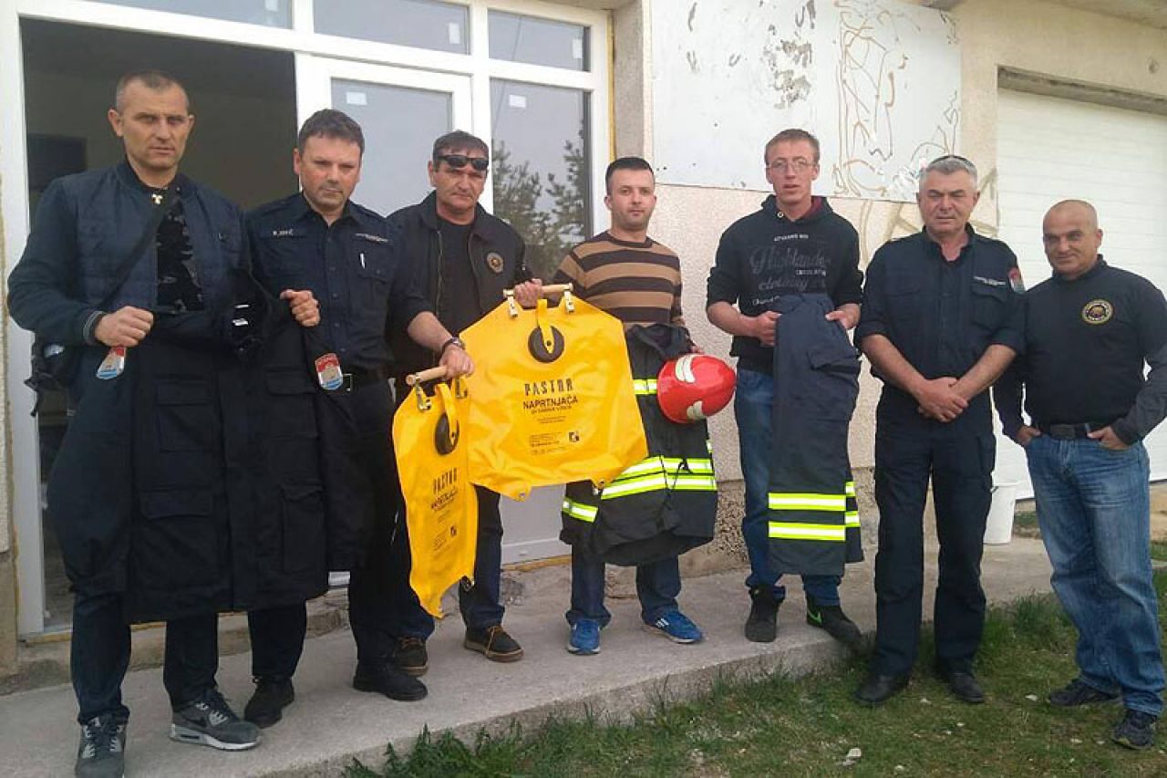 Zadarski vatrogasci donirali opremu kolegama u Bosanskom Grahovu