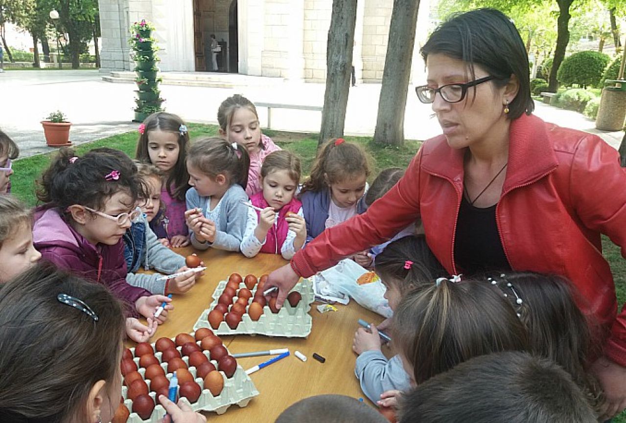 Mališani oslikali 6.000 jaja za vjernike