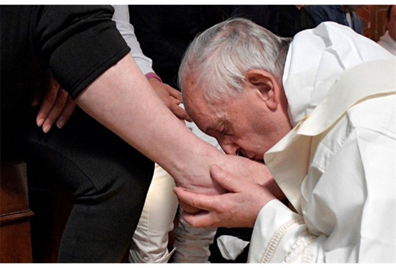  Papa Franjo ljubio i prao noge zatvorenicima, među njima tri žene i musliman