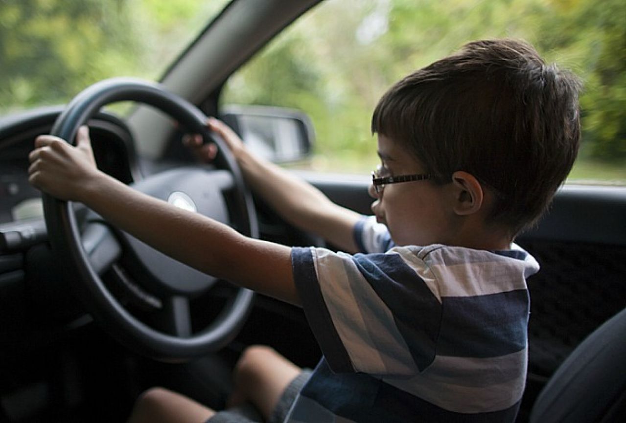 Osmogodišnjak učio voziti na YouTube-u pa ukrao auto i otišao u McDonalds