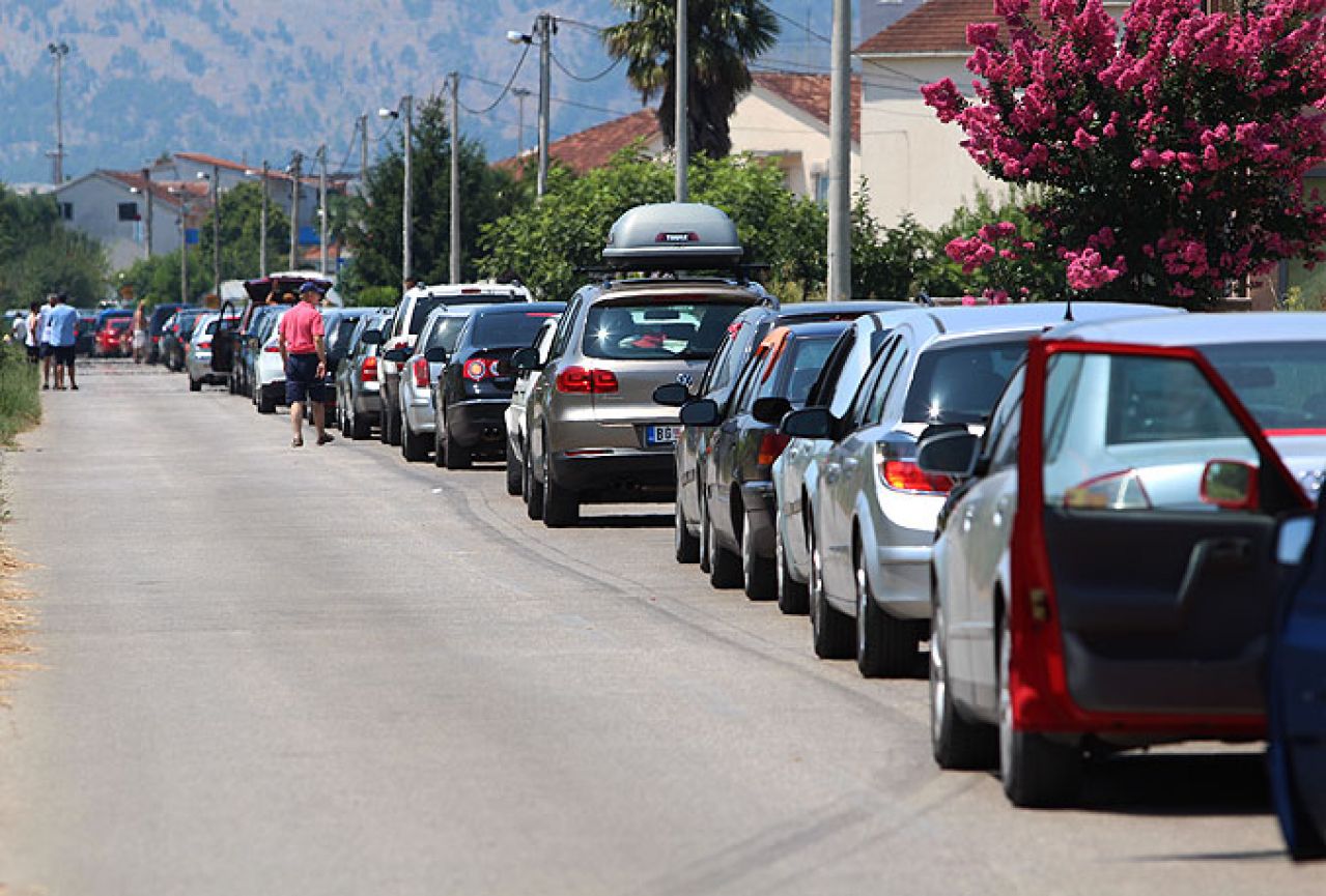 Gužve na granici BiH i Hrvatske, čeka se do dva sata