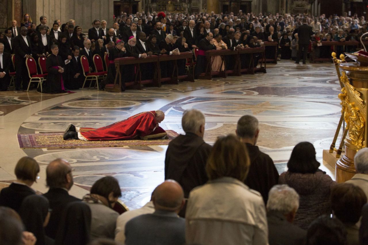 Veliki Petak obilježen u Vatikanu: Papa nekoliko minuta ležao pred oltarom