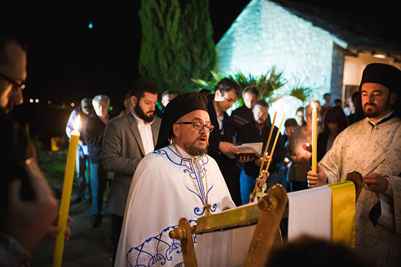 Ponoćnom liturgijom pravoslavni vjernici u Mostaru dočekali Vaskrs