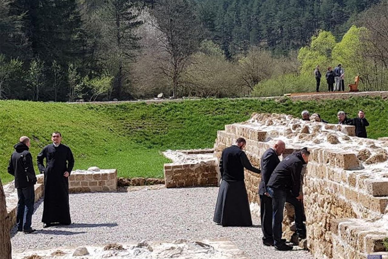 Husein Smajić organizirao arheološku izložbu o crkvi koju je pronašao