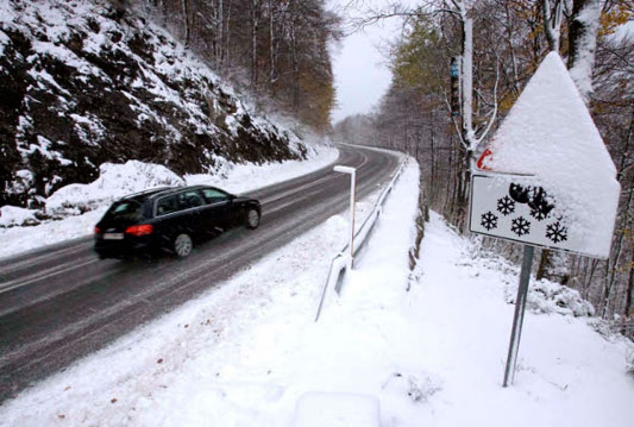 Drveće i kamenje na cesti: Snijeg stvara probleme u prometu
