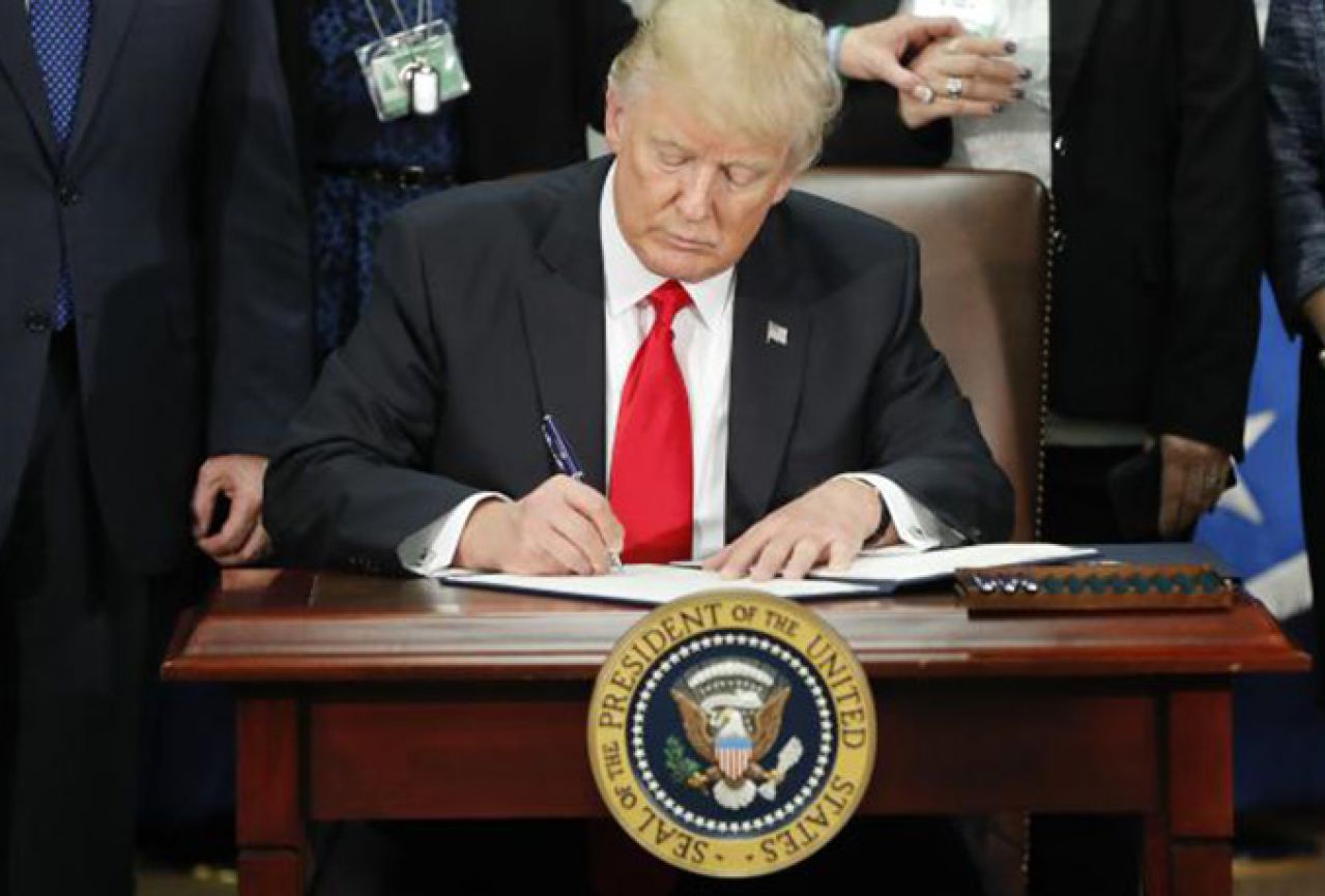 Trump potpisao uredbu ‘Kupuj američko, zaposli Amerikance’