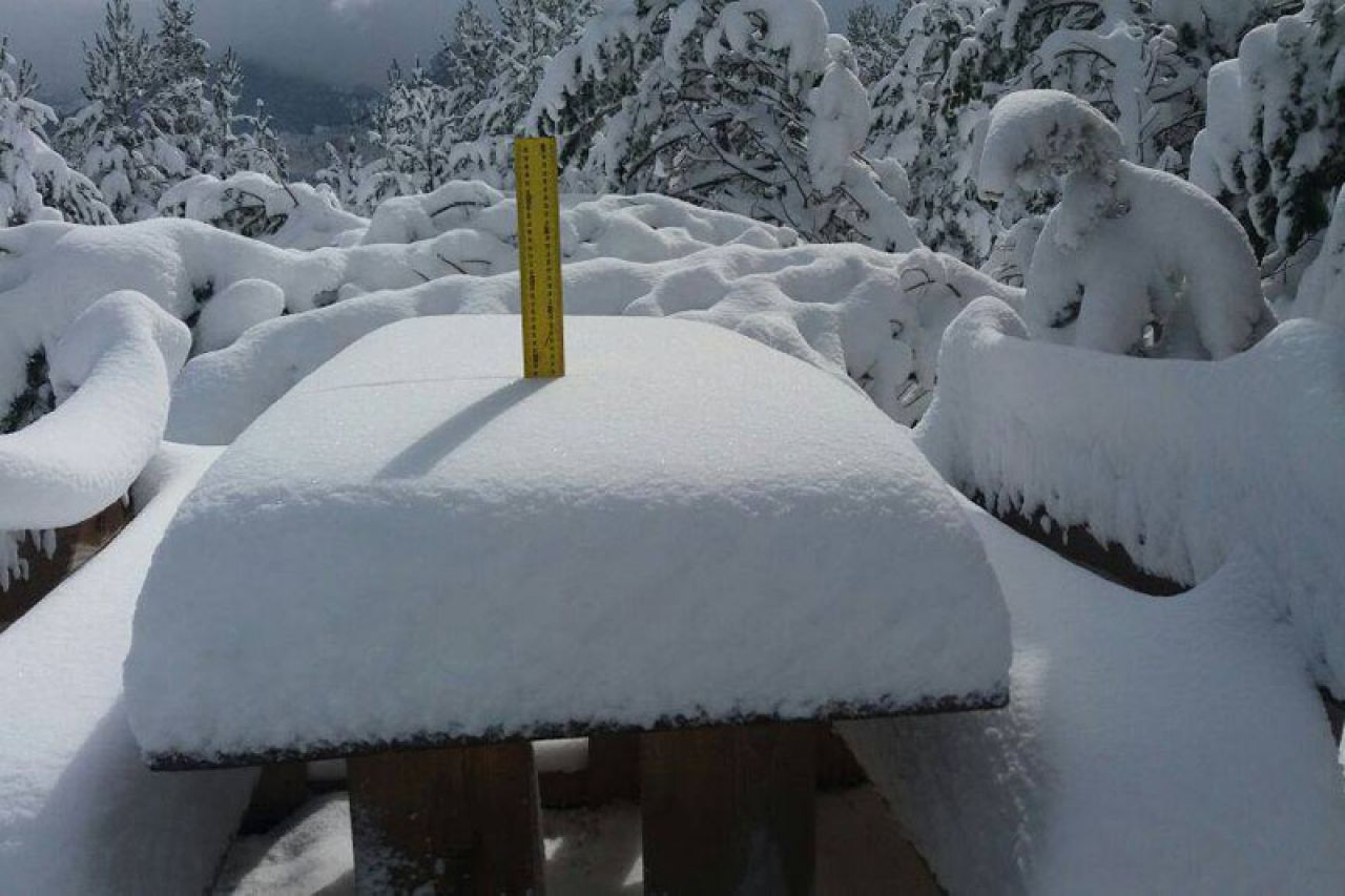 Dašak zime u proljeće: Na Blidinju osvanulo 30 cm snijega