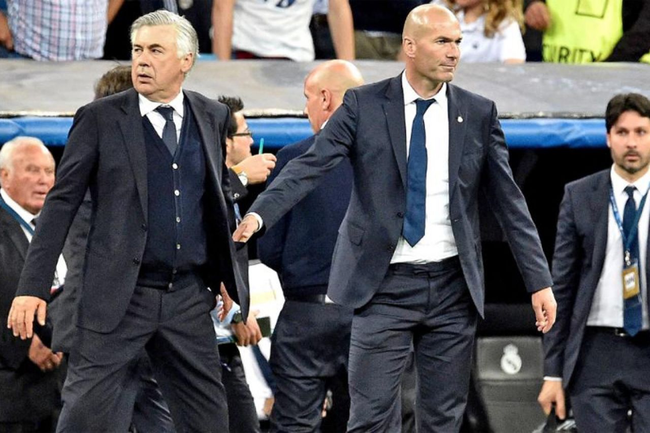 Što radi Zidaneova ruka u džepu Carla Anvelottija?!
