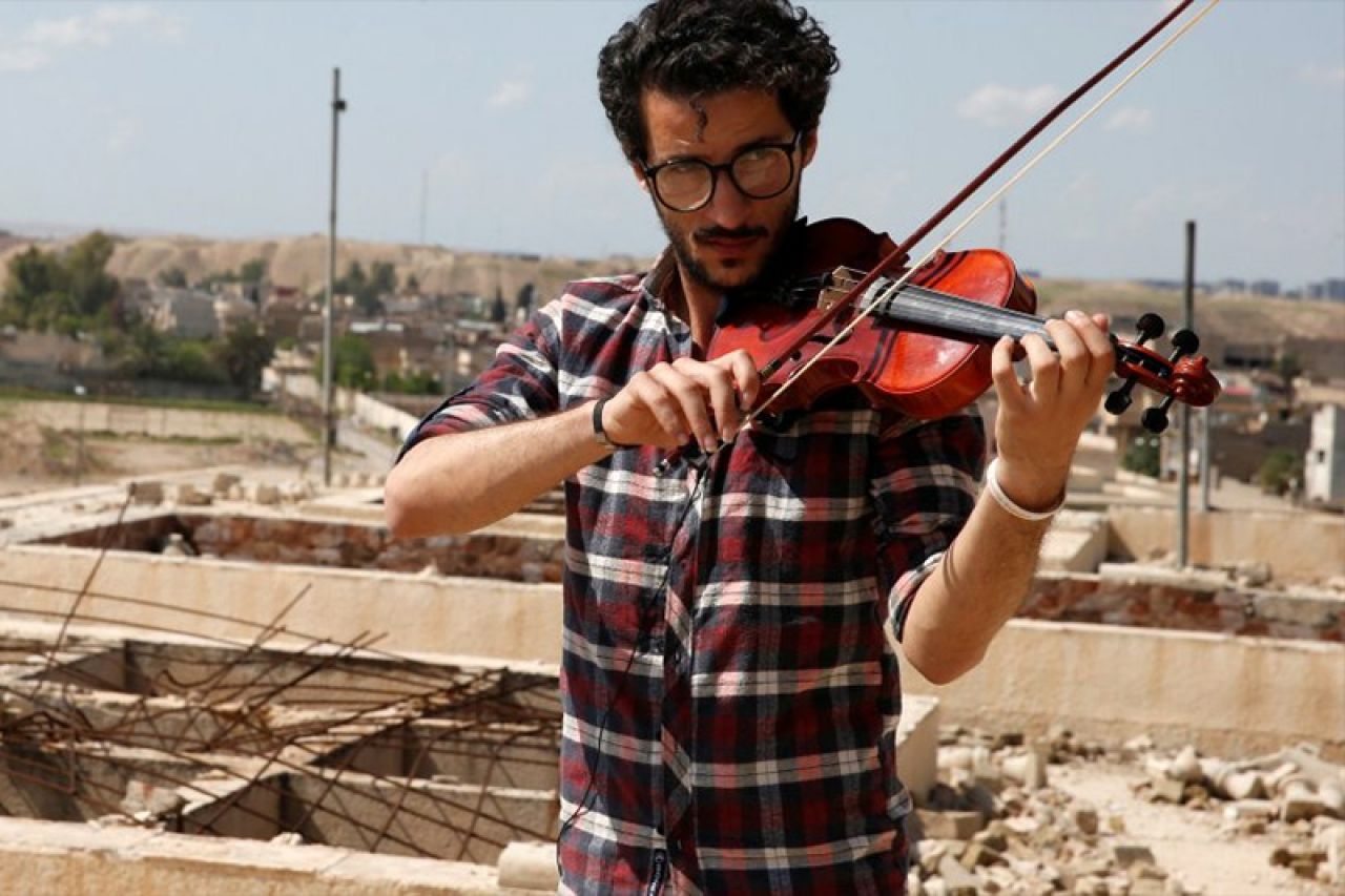 Irački violinist notama nadglašava eksplozije koje odjekuju Mosulom