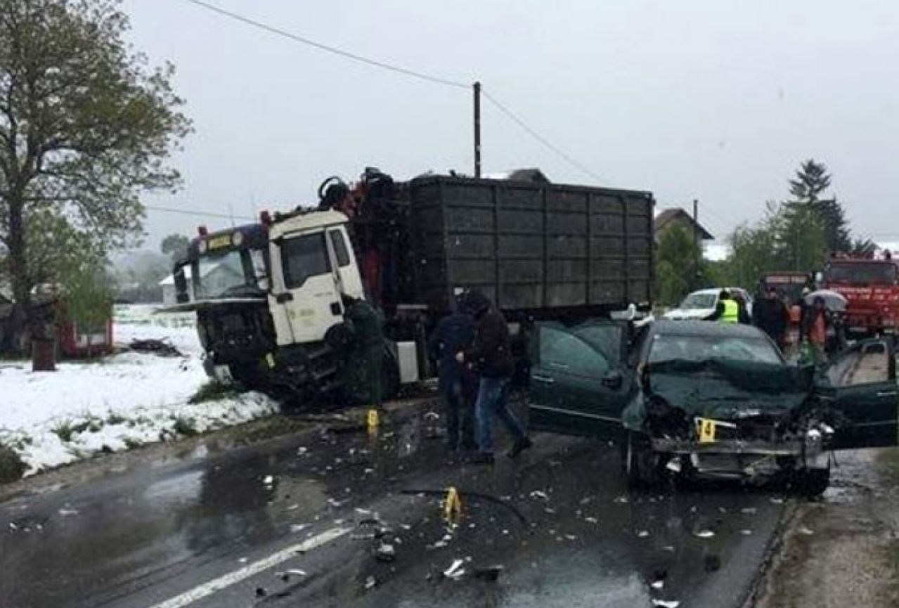 Tuzla-Zvornik: U sudaru kamiona i osobnog automobila poginula jedna osoba