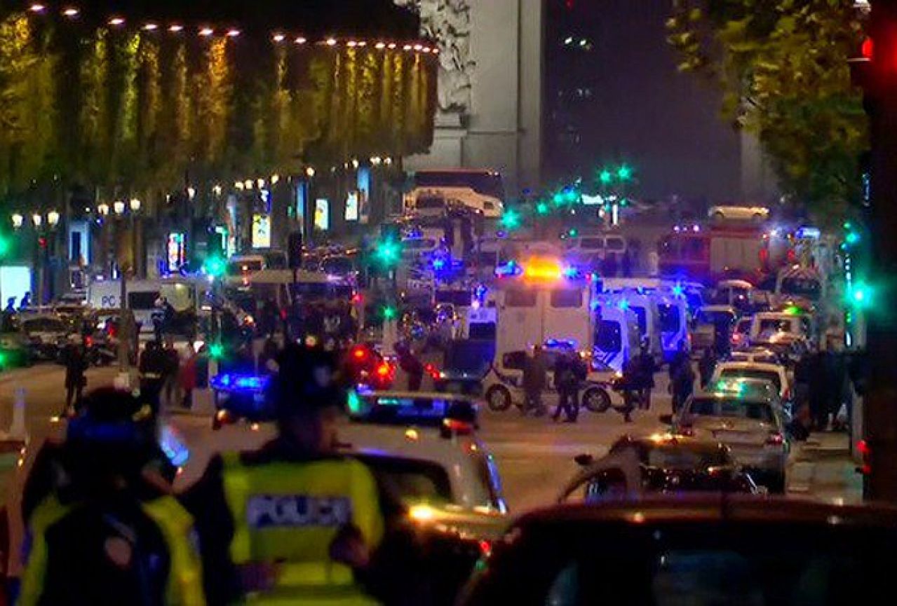 VIDEO | U središtu Pariza u pucnjavi ubijen policajac, a potom napadač na njega