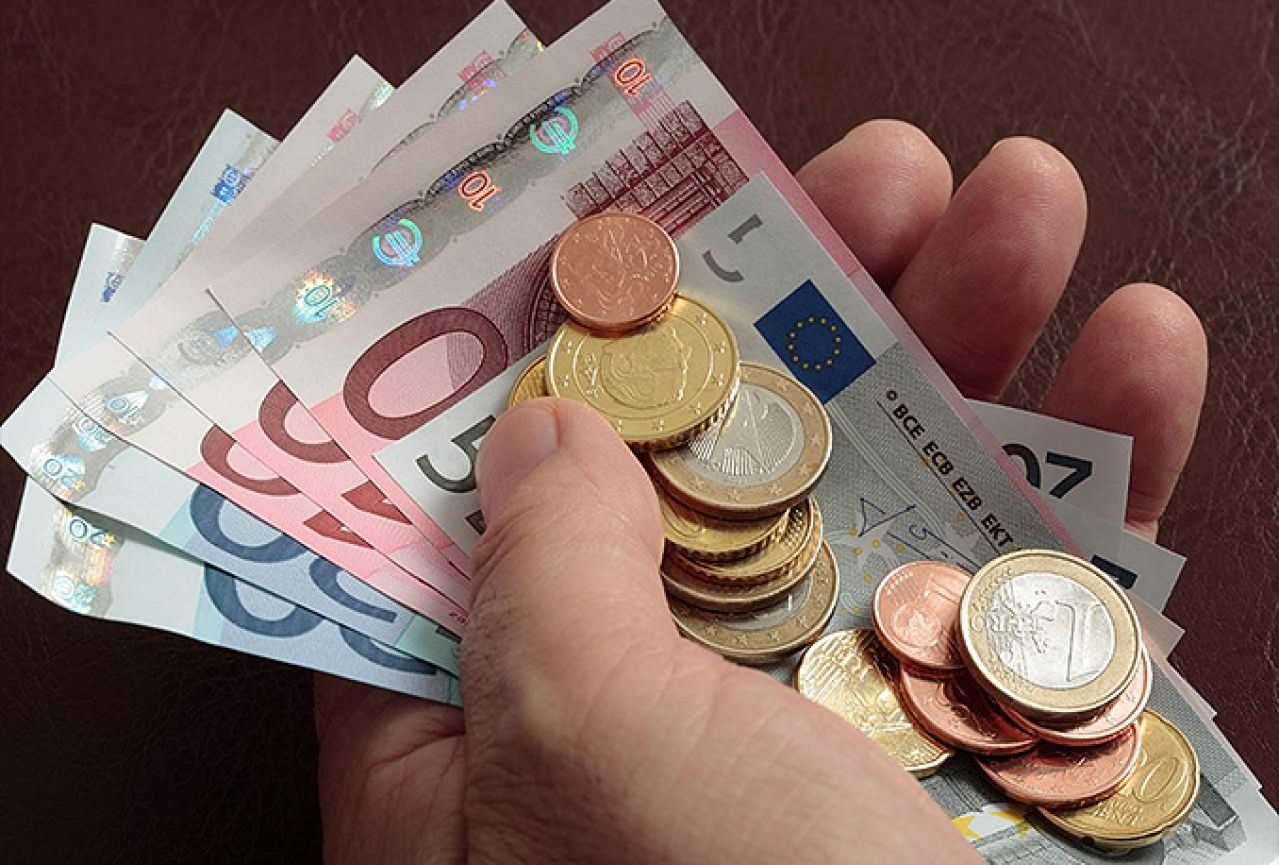 Bahreinac iz BiH pokušao nezakonito iznijeti 7000 eura