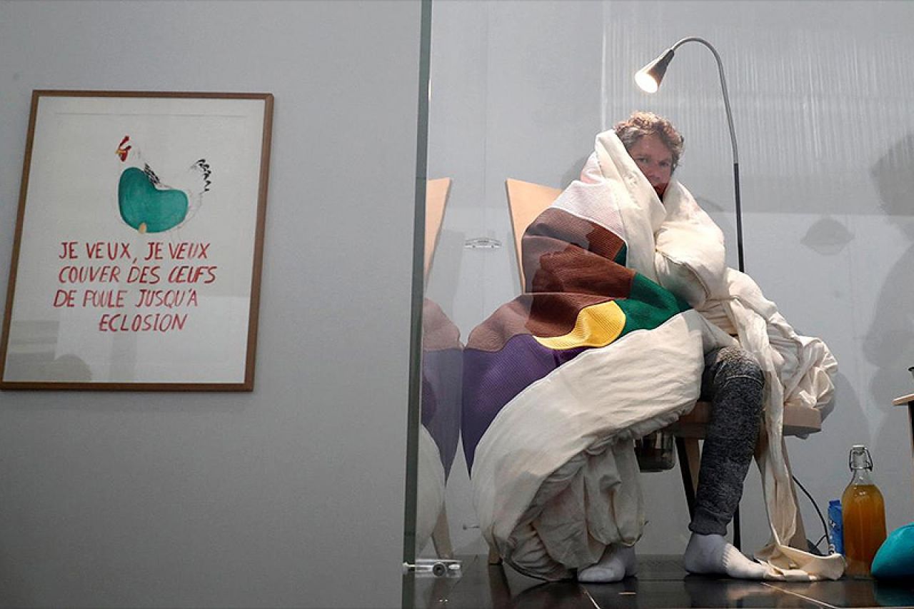 Francuski umjetnik glumio kokoš i izlegao piliće u pariškom muzeju