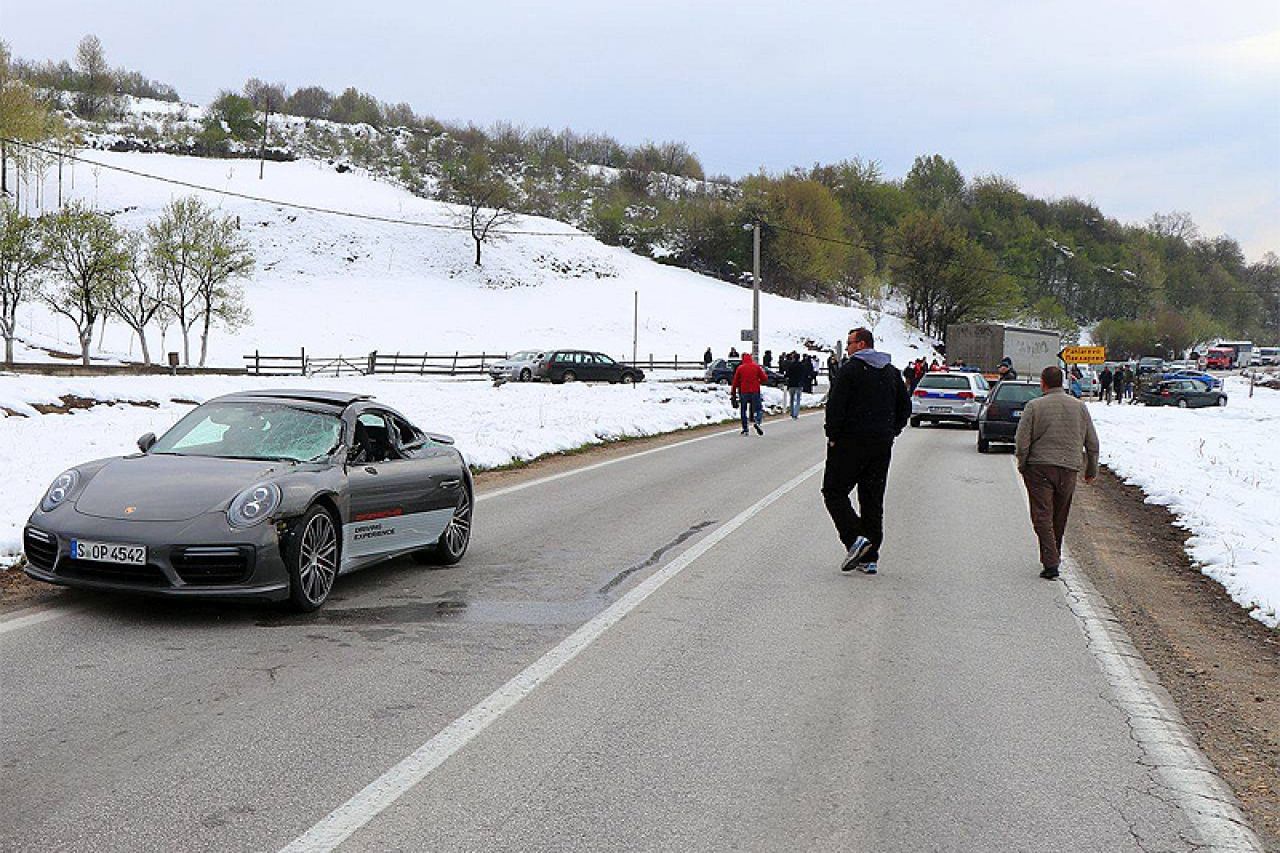 Travnik: U prometnoj nezgodi oštećen skupocjeni Porsche