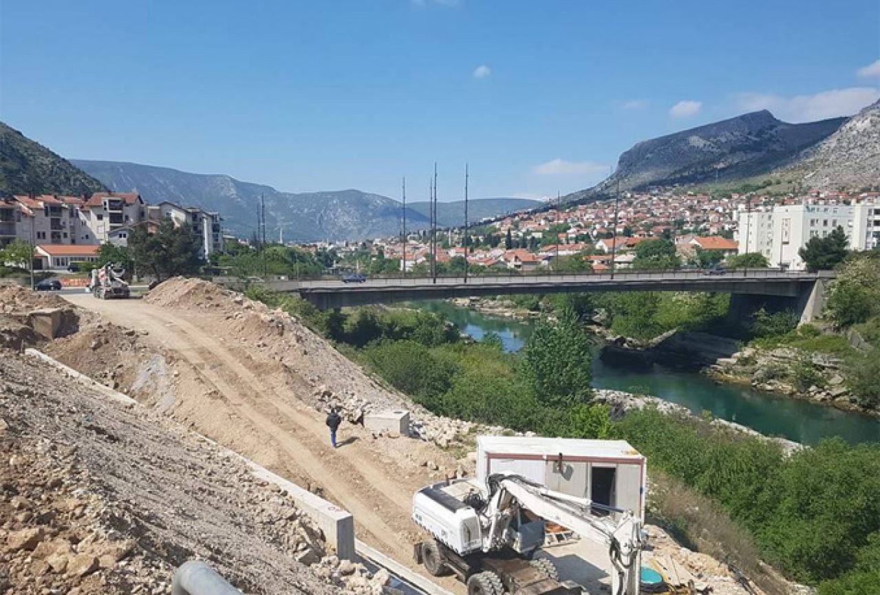 Mostar: Bježeći nakon krađe skočio sa nadvoznjaka i teško se ozlijedio