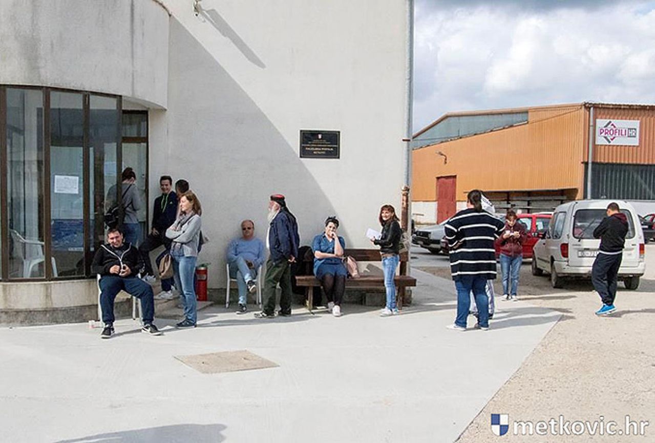 Metković: Studenti ponudili okrjepu osobama koje čekaju u redu za dokumente