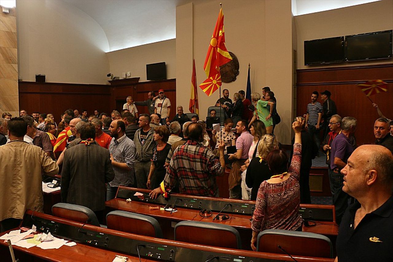 Prosvjednici upali u makedonsku skupštinu i stolicama napali zastupnike