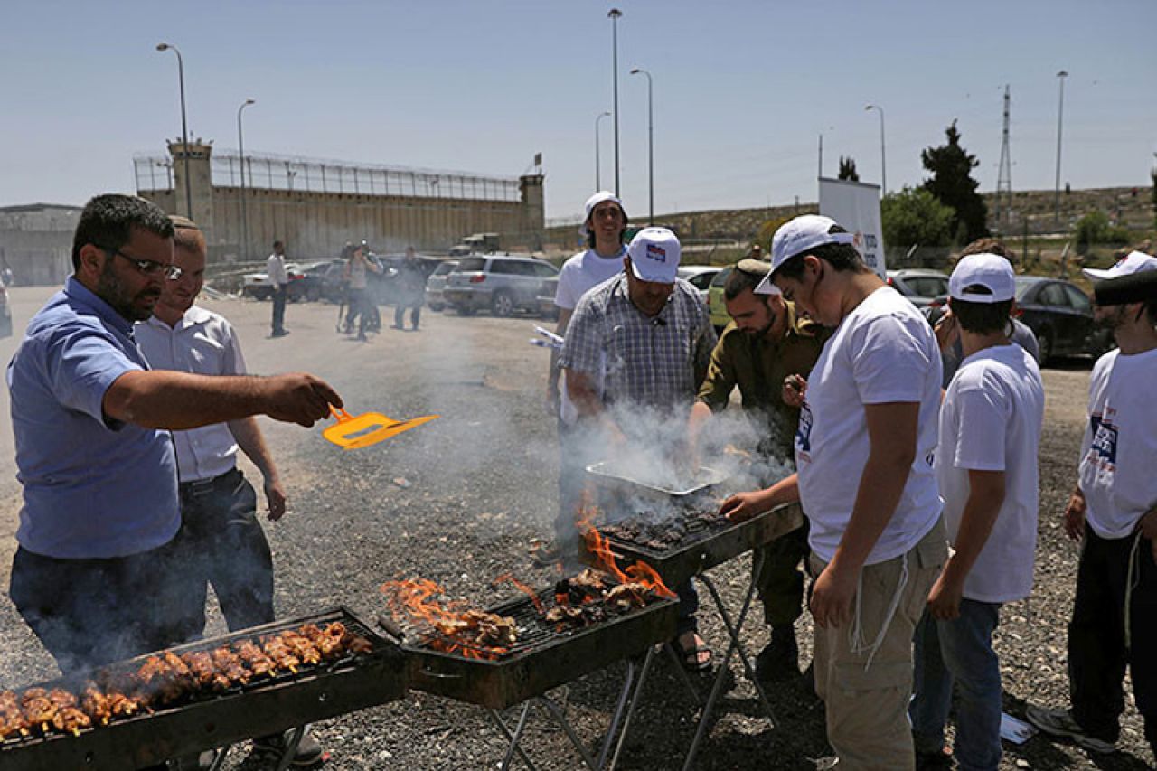 Dok palestinski zatvorenici štrajkaju glađu, Izraelaci roštiljaju pred zatvorom
