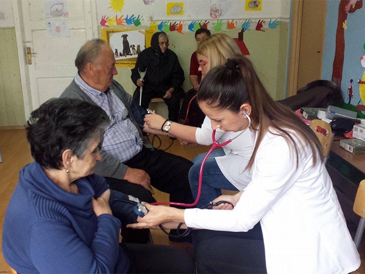 Mostarski studenti i liječnici pregledavali stanovnike Roškog Polja