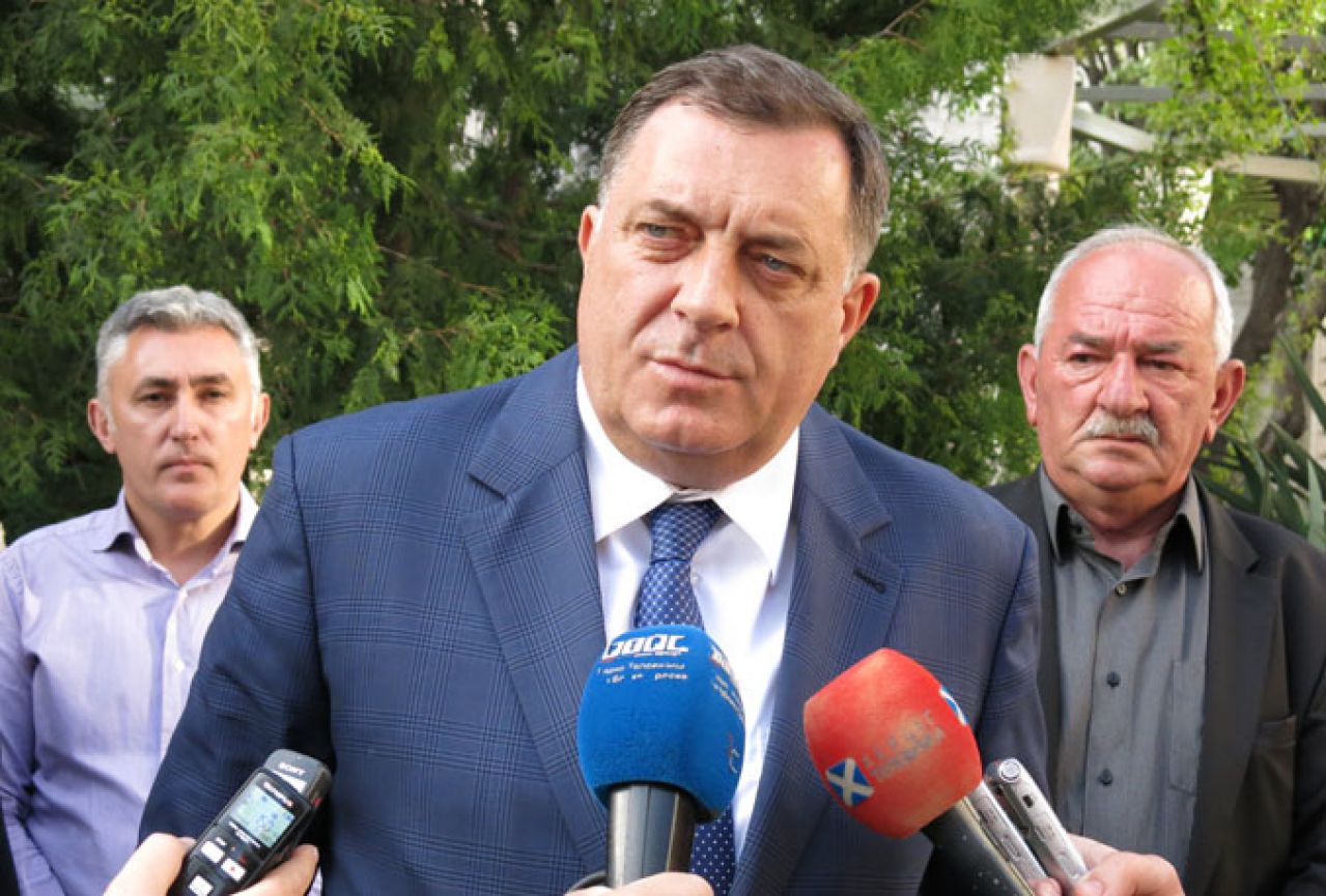 Dok naplaćuje prosvjednu šetnju, Dodik kaže da će poštovati radnička prava