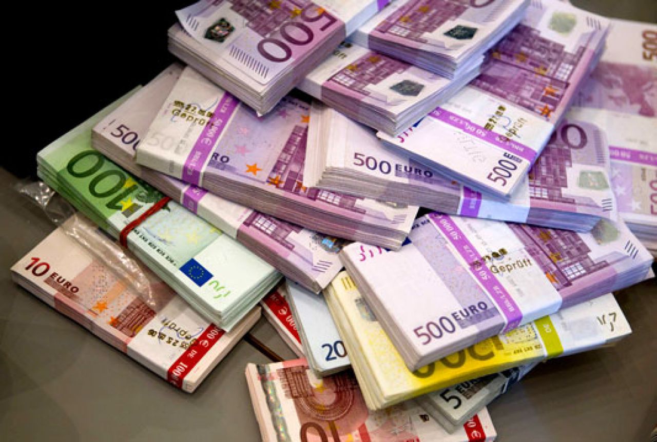 Euro je mrtav, treba vratiti franak