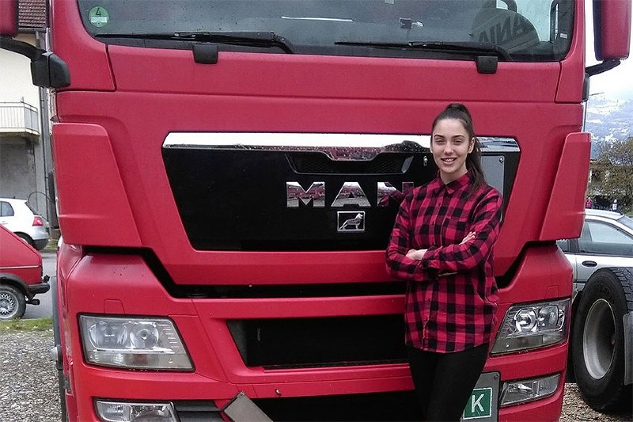 Upoznajte Džejnu, 18-godišnju djevojku koja upravlja kamionom težine 7,5 tona