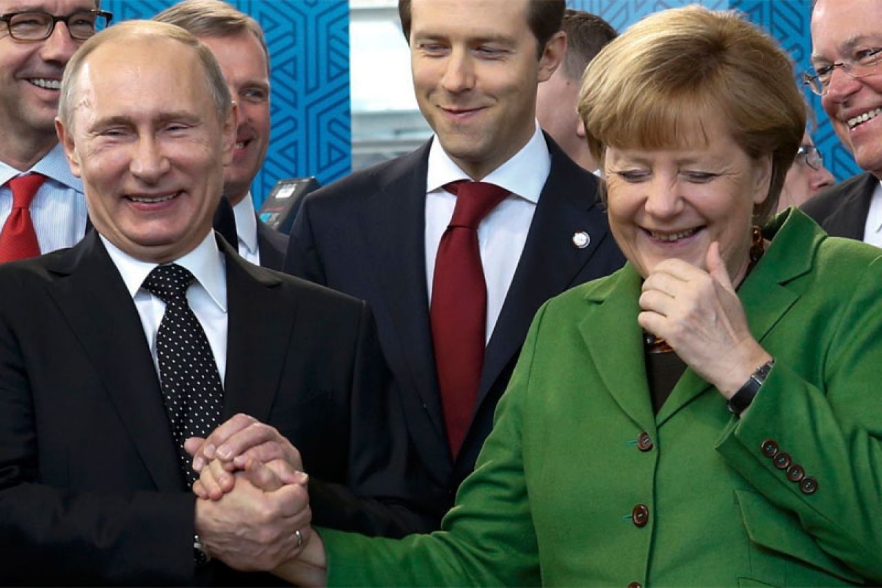 Putin na telefonu s Trumpom i oči u oči s Merkel