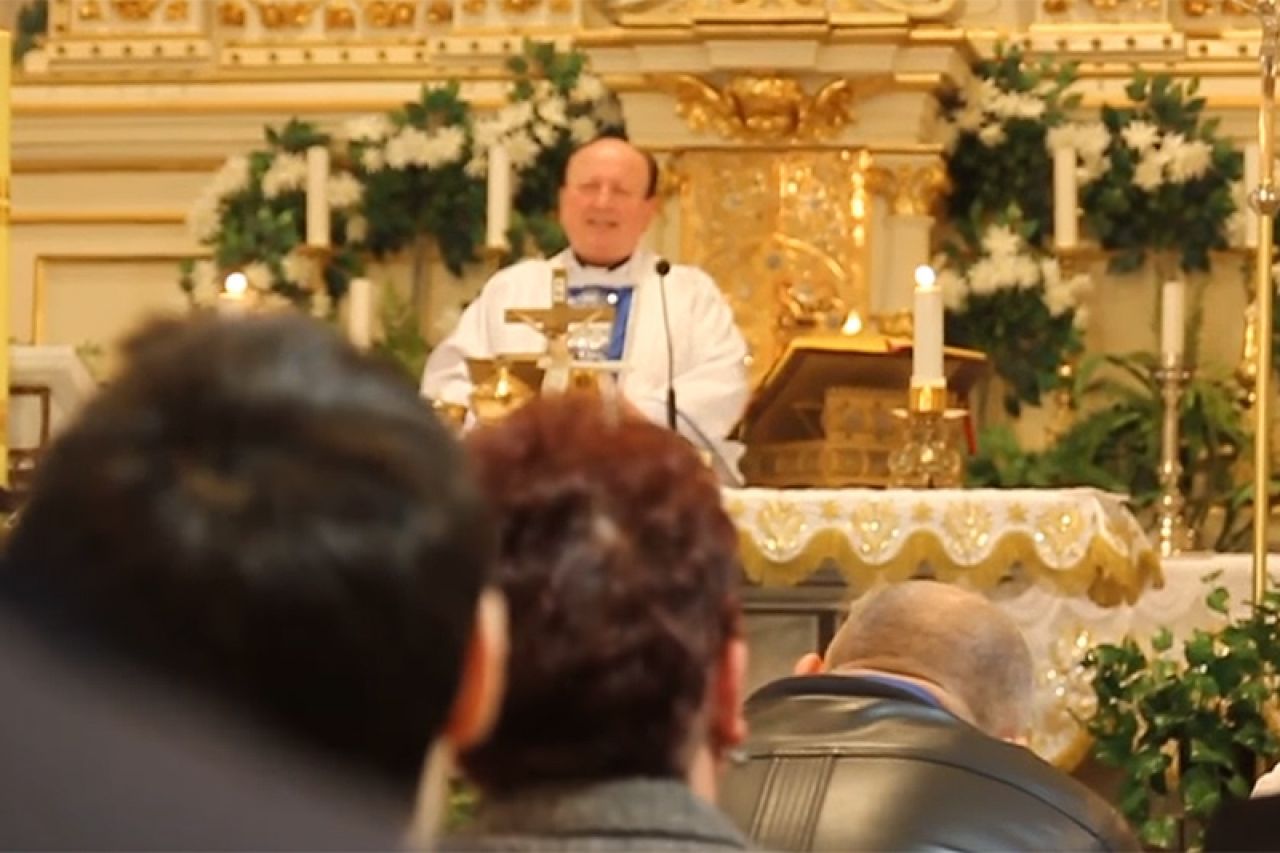 VIDEO Nadbiskupija se ispričala: Svećenik izvrijeđao i majku dječaka s Downovim sindromom i župljane
