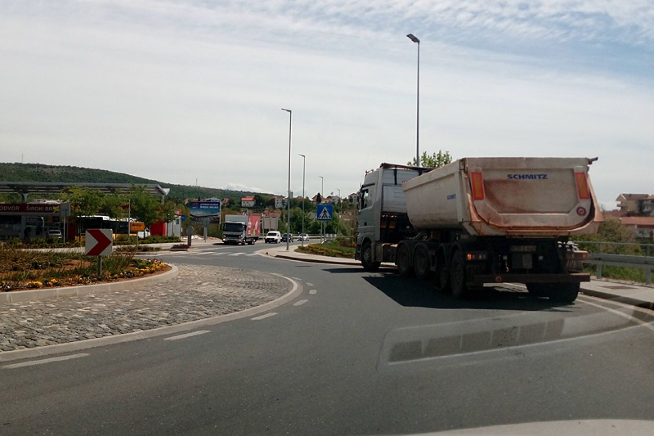 Kamion zaglavio na kružnom toku u Širokom Brijegu