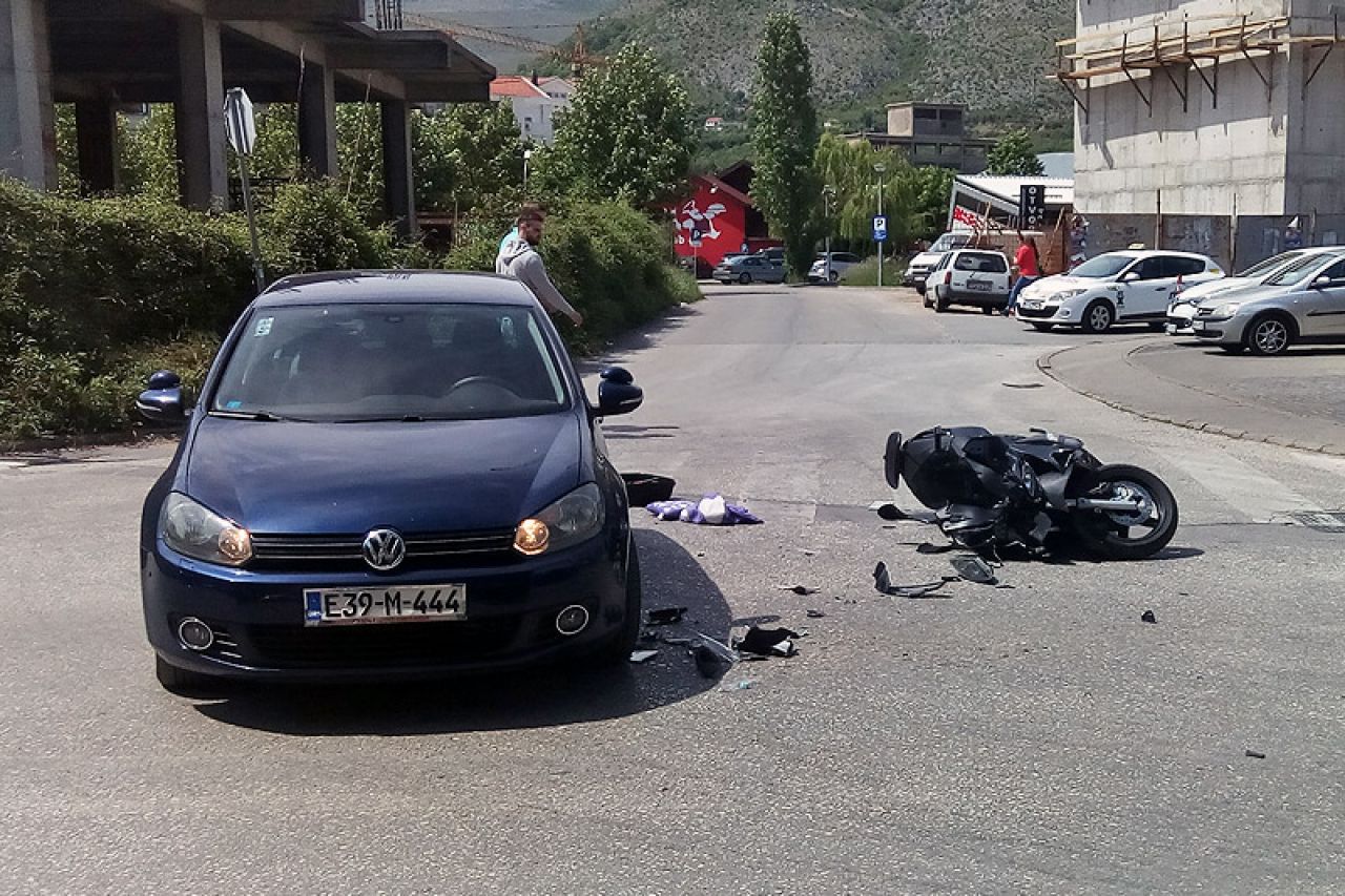 Mostar: Motociklist teže ozlijeđen u sudaru s Golfom